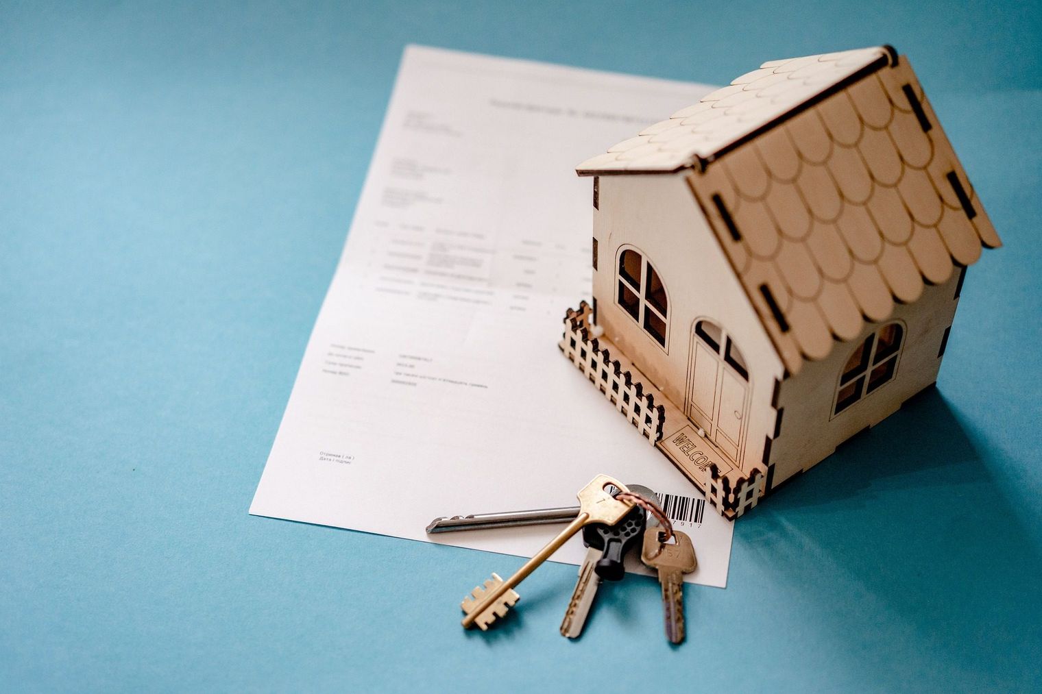 Une petite maison avec un contrat et des clefs